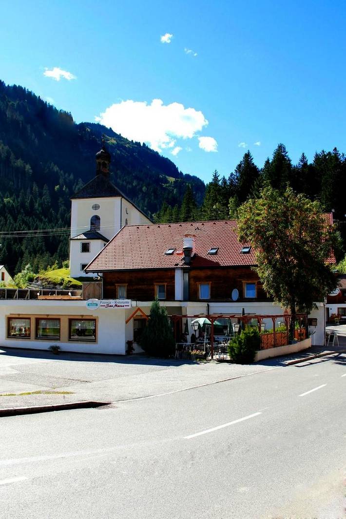 Ferienwohnung für 6 Personen, mit Balkon und Terrasse sowie Garten und Seeblick in Bichlbach