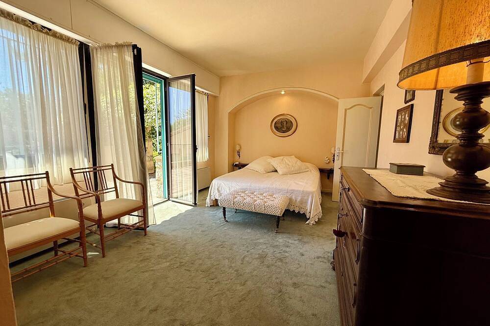 Charming 5-Bedroom Villa with Sea View, Garden & Pool – Côte d’Azur Escape in Châteauneuf-Grasse, Cannes region