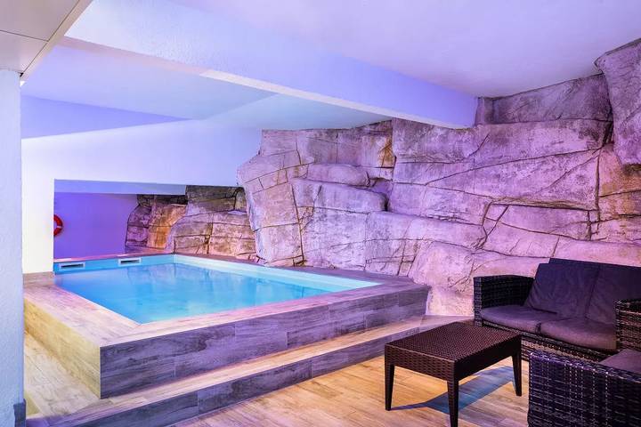 Gîte pour 3 personnes, avec balcon ainsi que sauna et piscine à Isola - 2