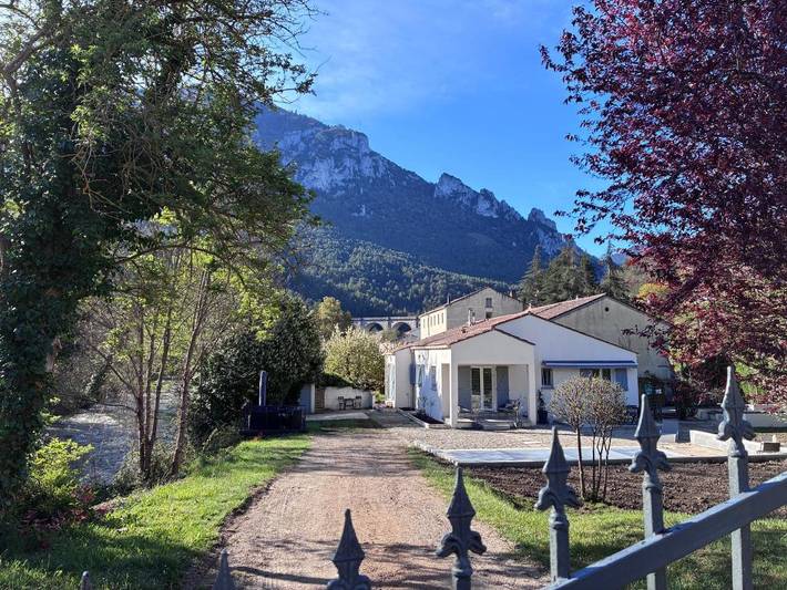 Location de vacances pour 8 personnes, avec vue ainsi que jardin et piscine à Axat - 2