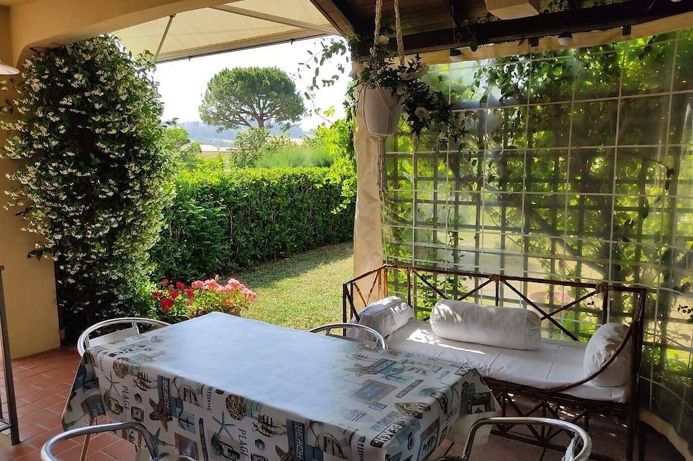 Villino del Sorriso-Three-room apartment near the sea and services, garden, parking space in Marcelli, Riviera del Conero
