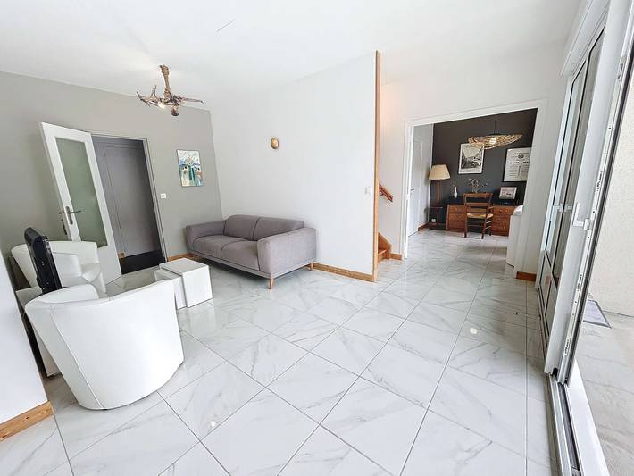 Casa en zona tranquila, cerca de la playa y comercios con jardín privado in Jullouville, Côte de la Déroute