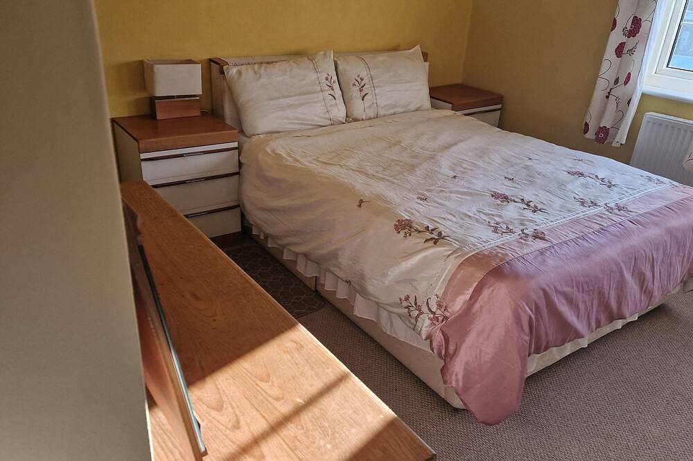 Beachside Family Home Sleeps 8 with Parking in Herne Bay, Kent