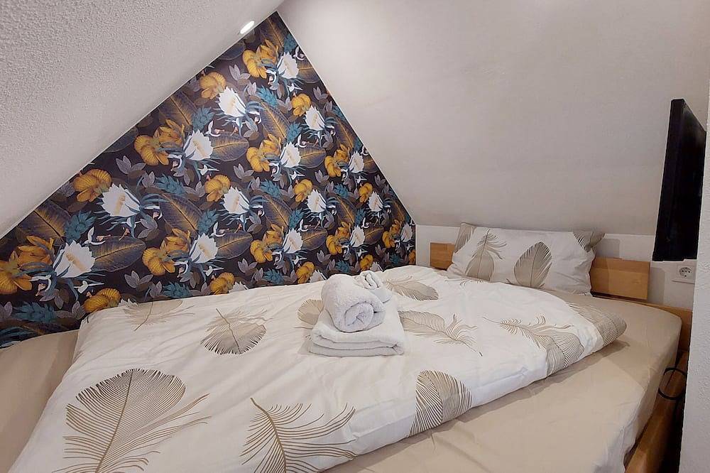 Ganze Wohnung, Ferienwohnung Dg (50 qm) für bis zu 5 Personen mit Smart-Tv und vollständig ausgestatteter Küche in Selb, Oberfranken
