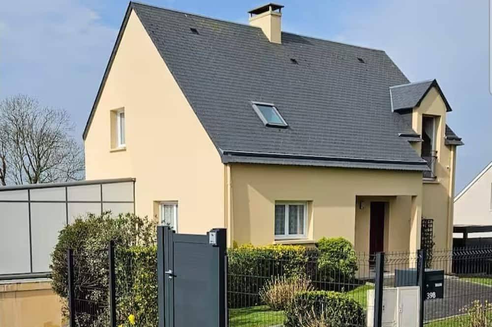 Saint-Lô - House with pool and park view. in Saint-Lô, Región de Saint-Lô