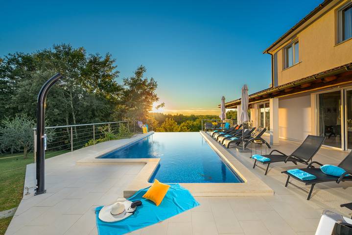 Ferienhaus für 10 Personen, mit Terrasse und Pool, mit Haustier