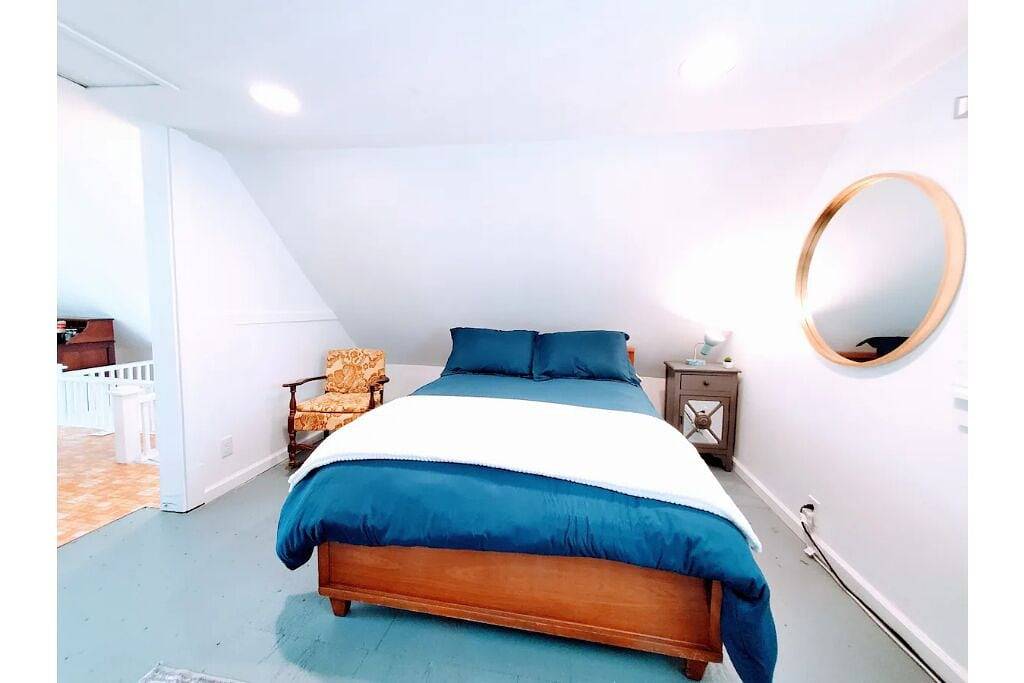 Cape Cod Loft + King Bed in Madison, Dane County