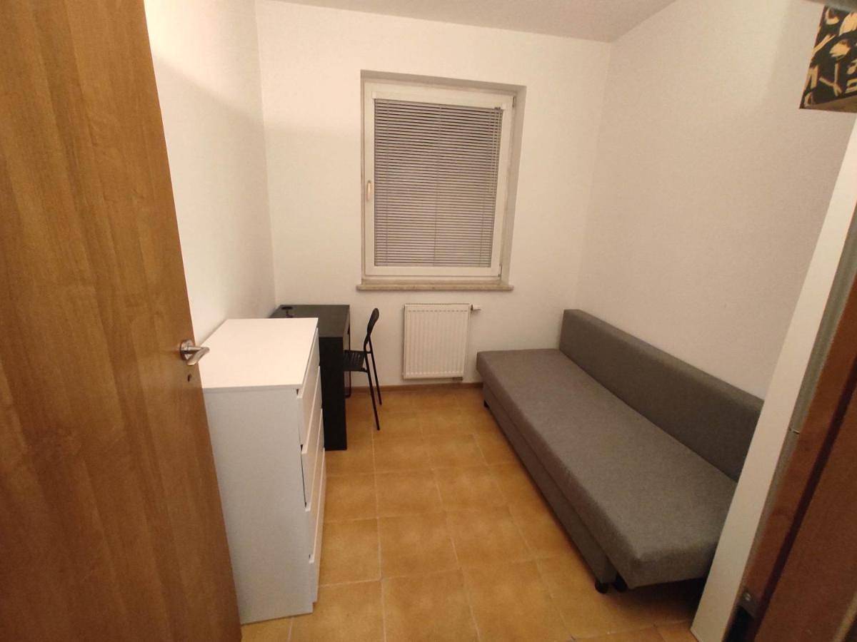 Nice room with 2 shared bathrooms ,Wc , 2km to old town -100m from Metro Szwedzka in Warszawa, Mazowsze