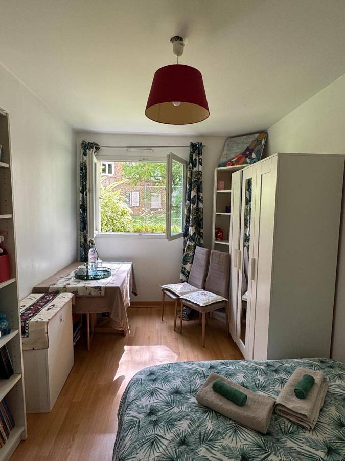 Appartement de vacances entier, Chambre Vue Jardin Versailles Château à pied Parking gratuit in Buc, Yvelines