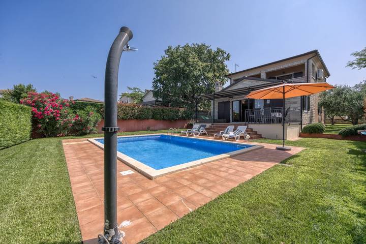 Villa für 6 Personen, mit Meerblick und Terrasse sowie Pool in Novigrad