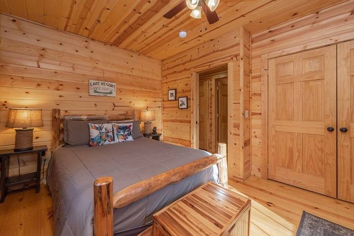 Log cabin for 8 people, with balcony and hot tub in Deep Creek Lake