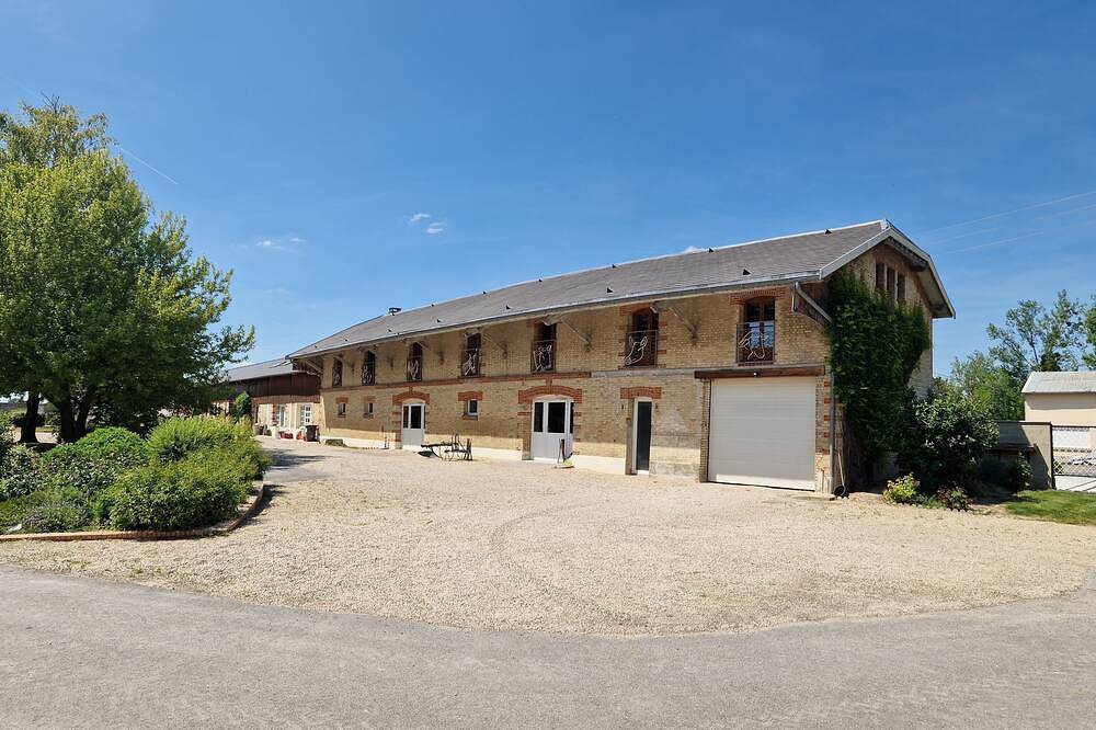 Gîte + Party room + Bedroom with private shower & toilet in Auménancourt, Marne