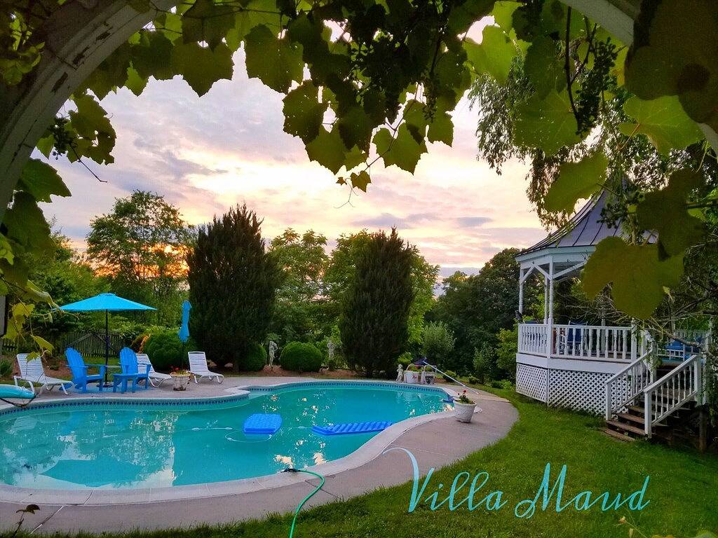 Monet Honeymoonsuite Elegant Lrg 2rm w / Balkon in Villa / Mountn ~ Weide-Pool-Blick in Loudoun County