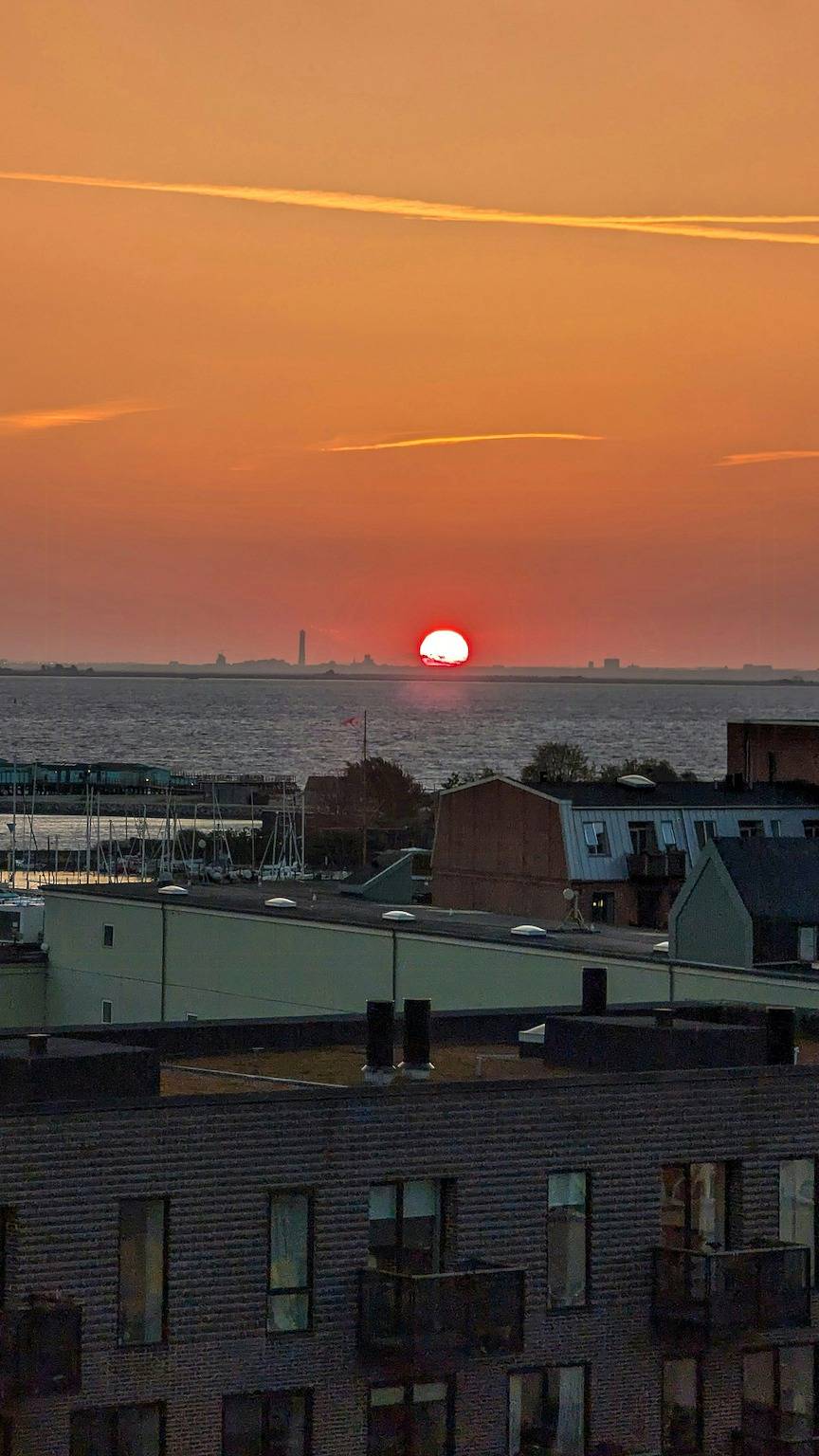 Hel lejlighed, Udsigt over vandet fra altanen på Amager in Amager, København