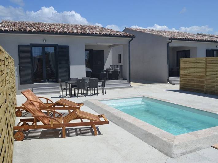 Location de vacances pour 4 personnes, avec terrasse ainsi que jardin et piscine à Palasca