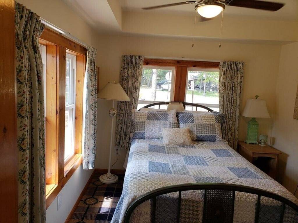 Amazing Cabin directly on Higgins Lake w/Private Boat Mooring Onsite! in Higgins Lake