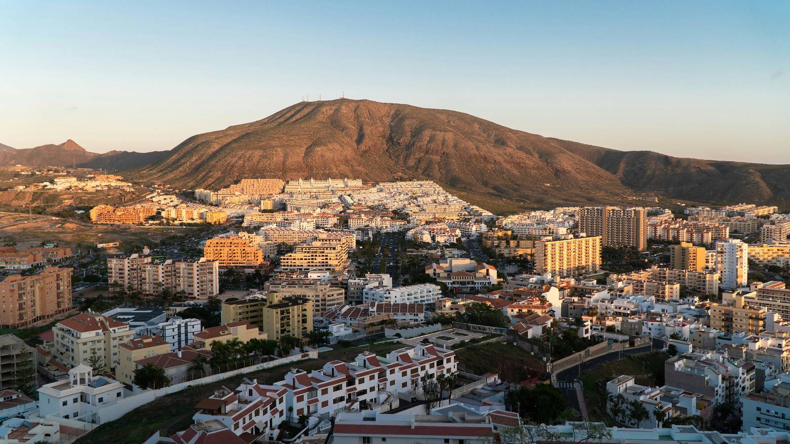 Ganzes Studio, The Poolside Haven: Azure Dreams in Los Cristianos, Arona
