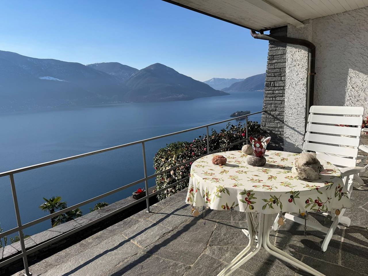 Traumhaftes Haus mit Panoramablick auf die Brissago Inseln in Ronco sopra Ascona, Tessiner Alpen