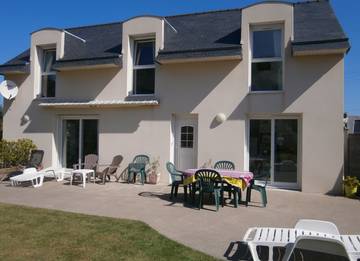 Gîte pour 4 personnes, avec jardin et terrasse à Kerlouan