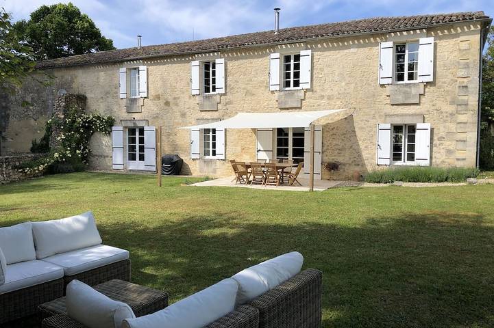 Location de vacances pour 8 personnes, avec piscine ainsi que terrasse et jardin à Espiet