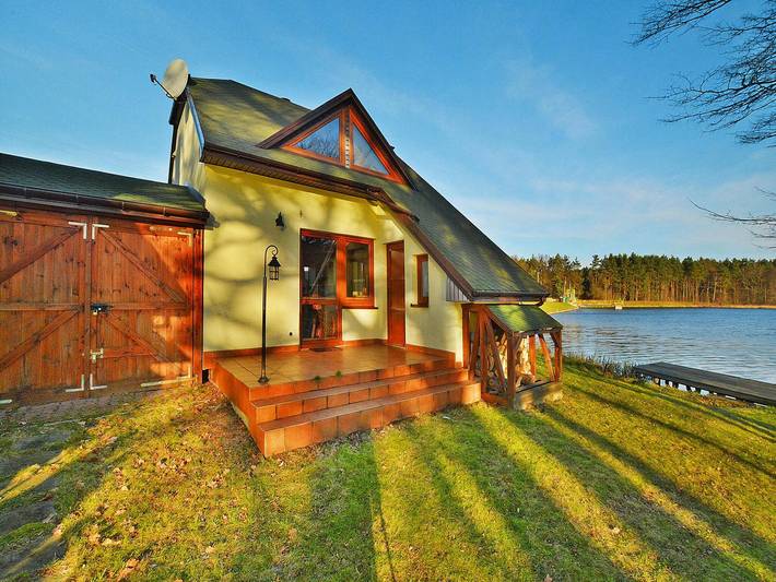 Ferienhaus am Seeufer, Boot im Preis inbegriffen in Rosnowo, Powiat Koszaliński