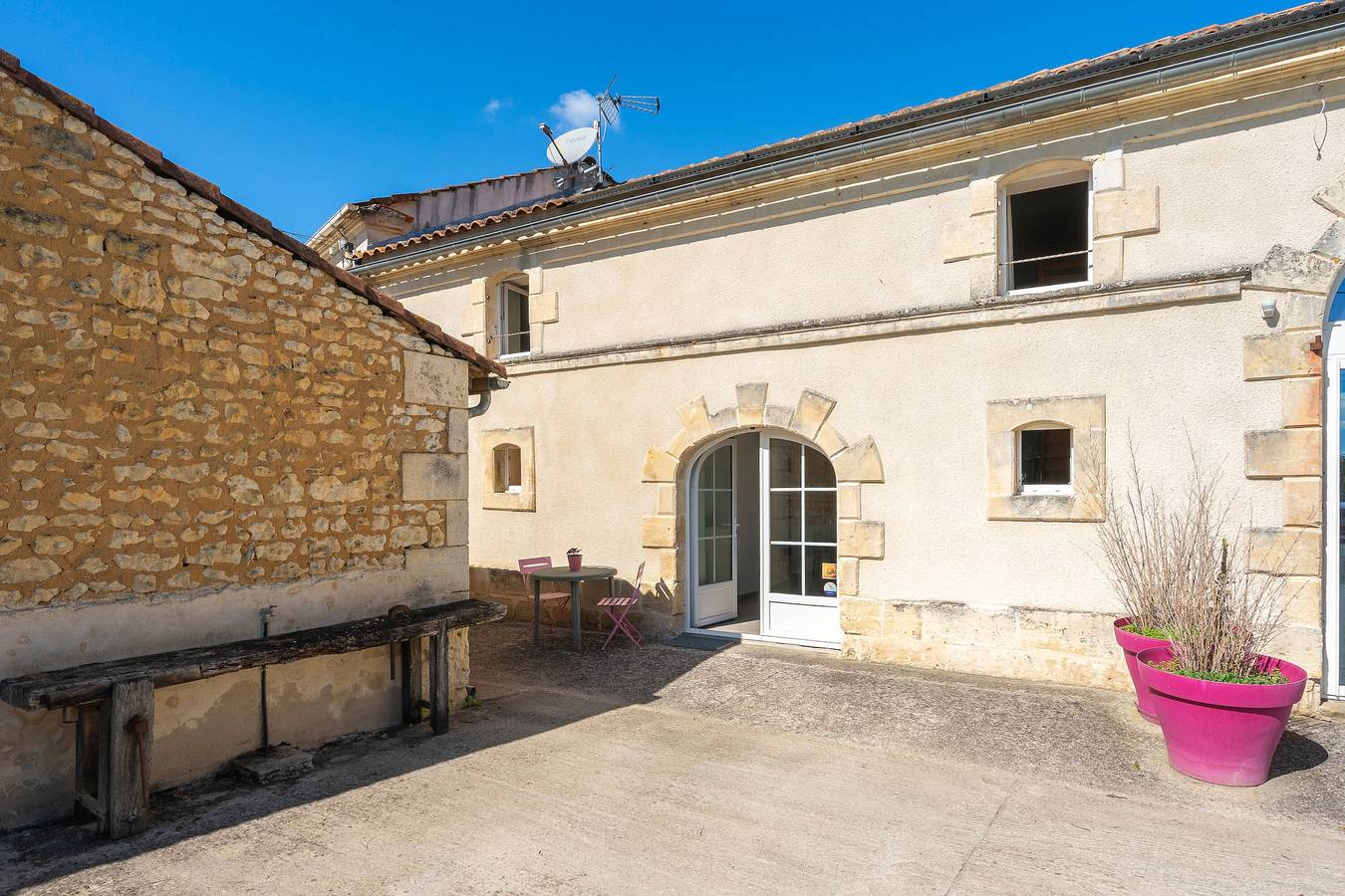 Maison de Vacances 'À La Campagne' avec Terrasse Privée, Jardin Commun et Wi-Fi in Allas-Bocage, Région de Jonzac