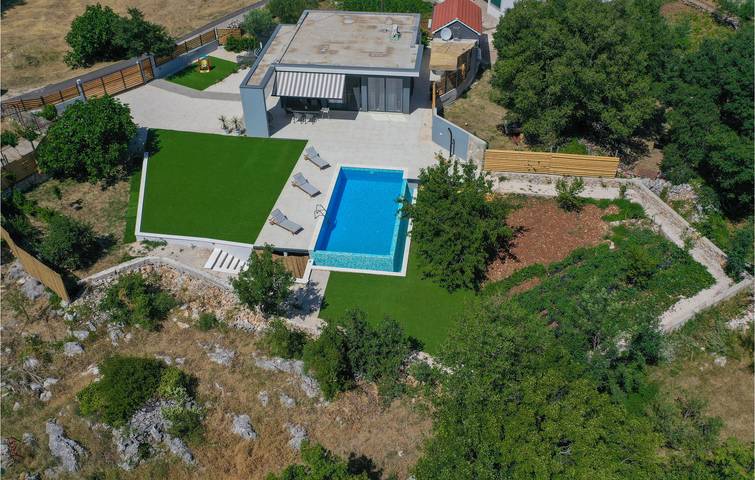Gemütliche 130 m² große Ferienwohnung mit Pool und Terrasse, 2 km vom Fluss Cetina entfernt in Dalmatinisches Zagora