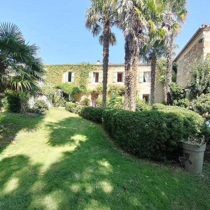 Location de vacances pour 7 personnes, avec Balcon ainsi que Terrasse et Vue à La Sauvetat