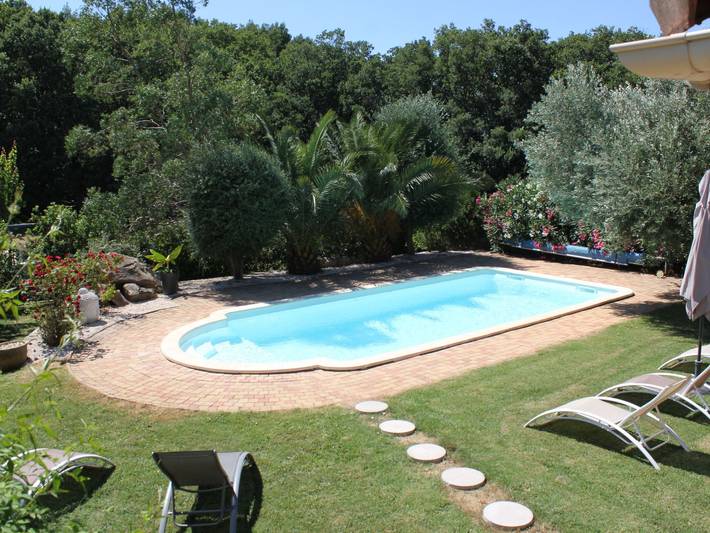 Location de vacances pour 5 personnes, avec terrasse ainsi que jardin et piscine à Saint-Victor-des-Oules
