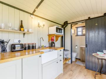 Log Cabin for 2 People in The Cotswolds, South East England, Photo 4