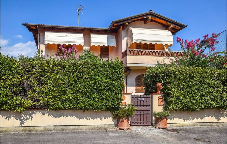 Appartement au bord de la piscine avec parking, congélateur et vue sur la rivière in Camaiore, Riviera Italienne