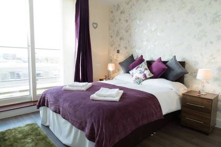 Entire apartment, Exquisite Modern Station Penthouse with Balcony, Parking & Sleeps 6 in Cambridge, Cambridgeshire