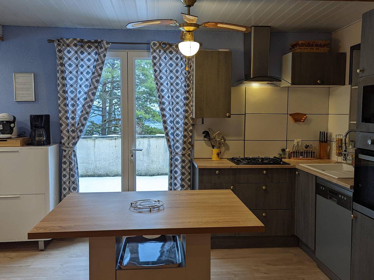Geräumiges neues Haus zwischen Weinbergen und Wiesen, umzäunter Garten, Haustiere erlaubt, Parkplatz in Bévy, Dijon und Umgebung
