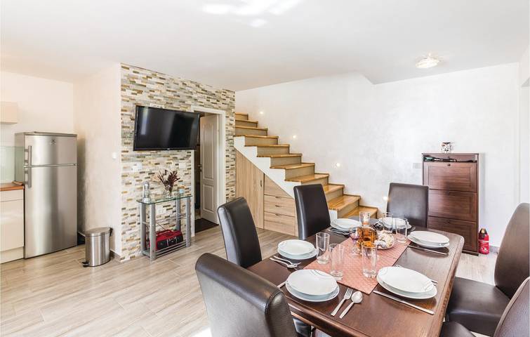Familienfreundliche Ferienwohnung mit Terrasse in der Nähe eines FKK-Strandes in Pomer, Südküste Istrien