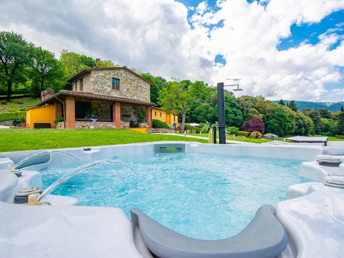 Agriturismo per 7 persone, con giardino e balcone nonché panorama in Dicomano