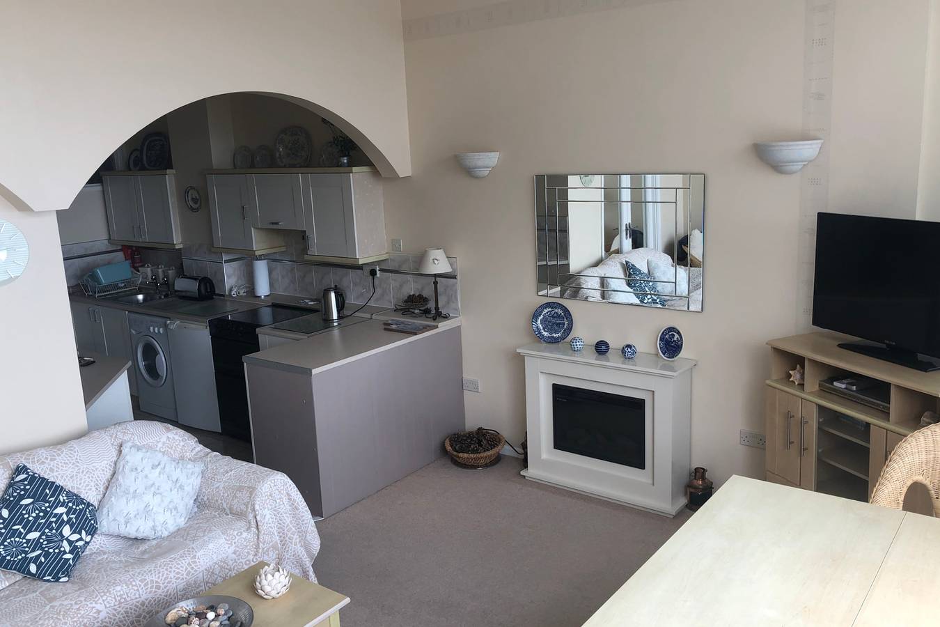 Entire holiday apartment, Apartment - Sleeps 4 - Parking - Sea view in Swansea region