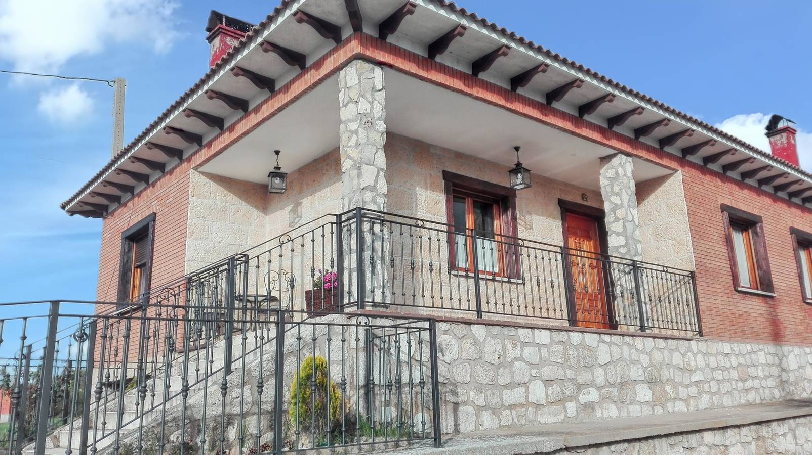 Casa familiar en Peral de Arlanza con jardín cercado in Provincia de Burgos