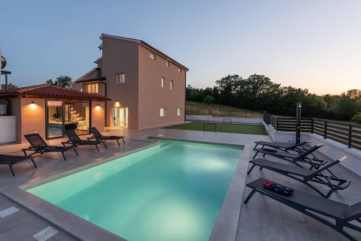 Ferienhaus für 8 Personen, mit Garten und Pool in Karojba