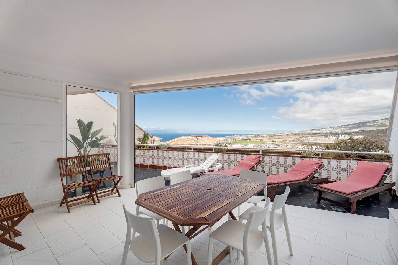 Entire apartment, Holiday Apartment '3 Bedrooms Heated Pool' with Sea View, Private Terrace and Wi-Fi in Adeje, South Tenerife