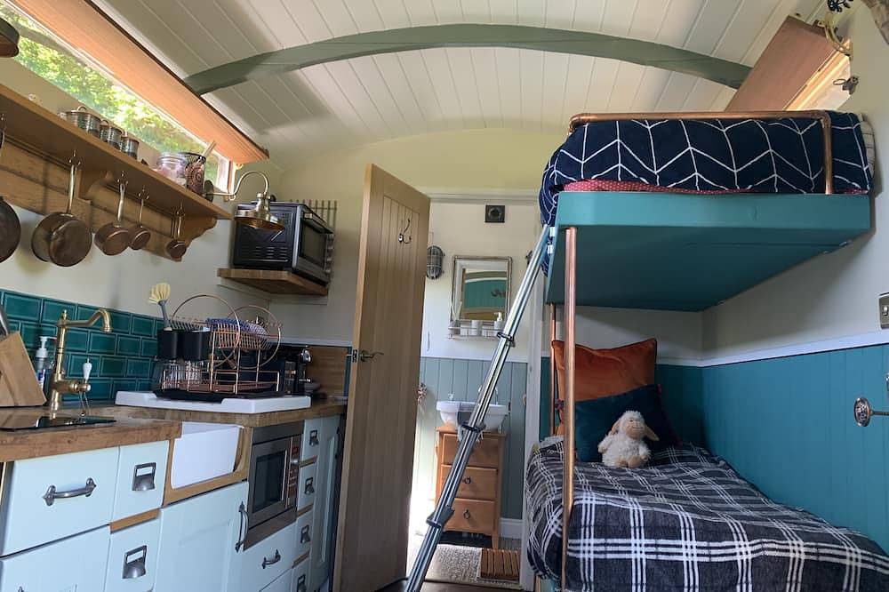 Shepherds Hut with Scandinavian Hot Tub and hydromassager in Sway, Hampshire