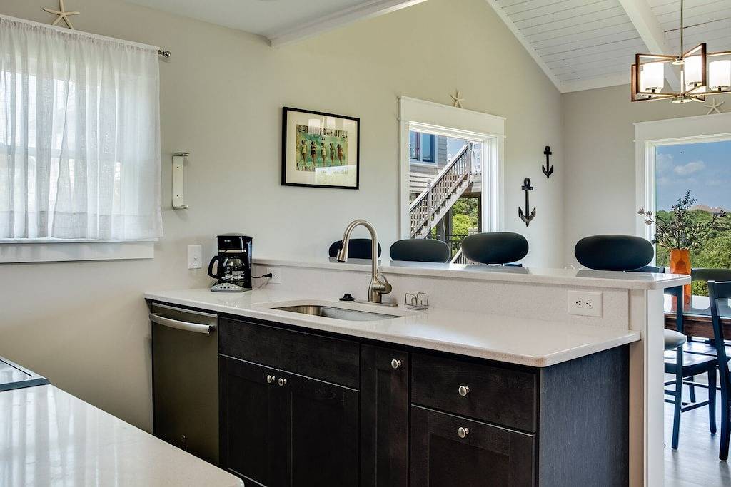 Das salzige Einhorn: Oceanside, bequemes Haus mit 3 Schlafzimmern nur 500 Fuß vom Strand. in Corolla, Currituck County