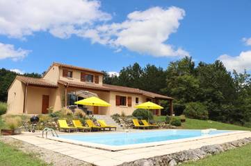 Gîte pour 6 personnes, avec jardin ainsi que piscine et vue à Monsac