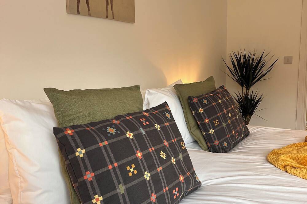 Cosy 3-Bed Dover | Sleeps 8 | Ev + Free Parking in Dover, Kent