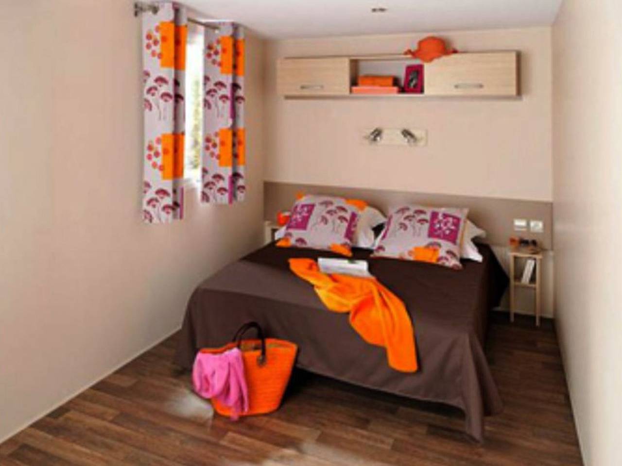 Cozy mobile home with terrace for 2 people in Neffes, Gap region