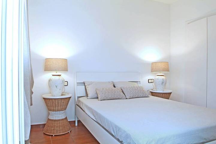 Casa 8 pax, jardín y piscina comunitaria, barbacoa privada, wifi gratis y aire acondicionado en el salón. Cerca de la playa de la Costa Brava y Costa Barcelona. Vivalidays Pinell. in Palafolls, Maresme