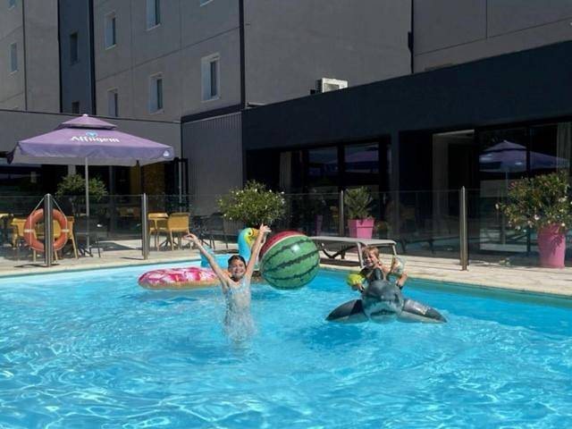 Hôtel pour 4 personnes, avec bassin pour enfant ainsi que piscine et jardin
