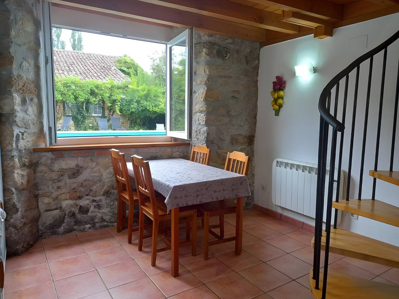 Entire apartment, Apartment 'Apartamento K' with Shared Pool, Wi-Fi and Air Conditioning in Alsasua, Cordillera Cantábrica