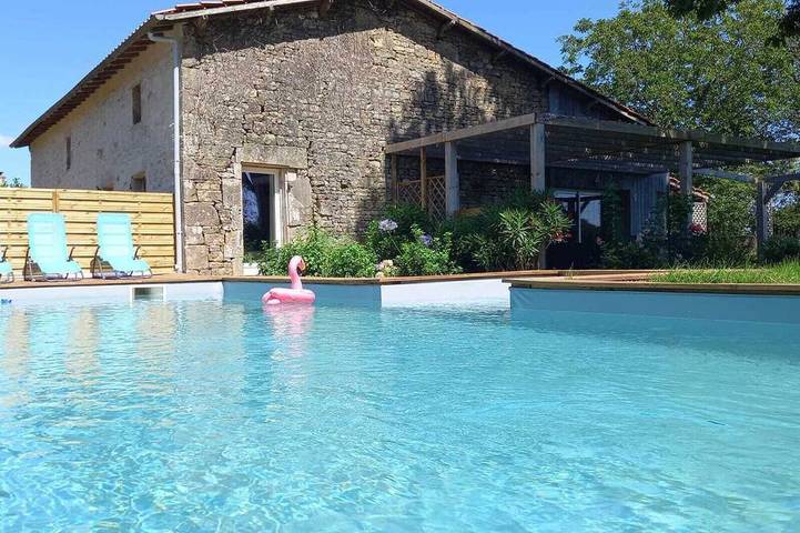 Location de vacances pour 6 personnes, avec piscine ainsi que jardin et terrasse à Exoudun