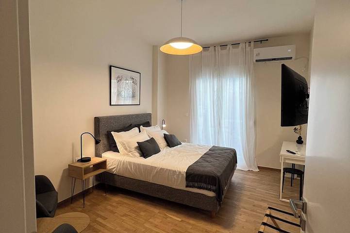 Entire apartment, Stylish 1Br Apt. Opposite Metro- Balcony & Rooftop Lounge with Acropolis View in Central Section of Athens, Athens
