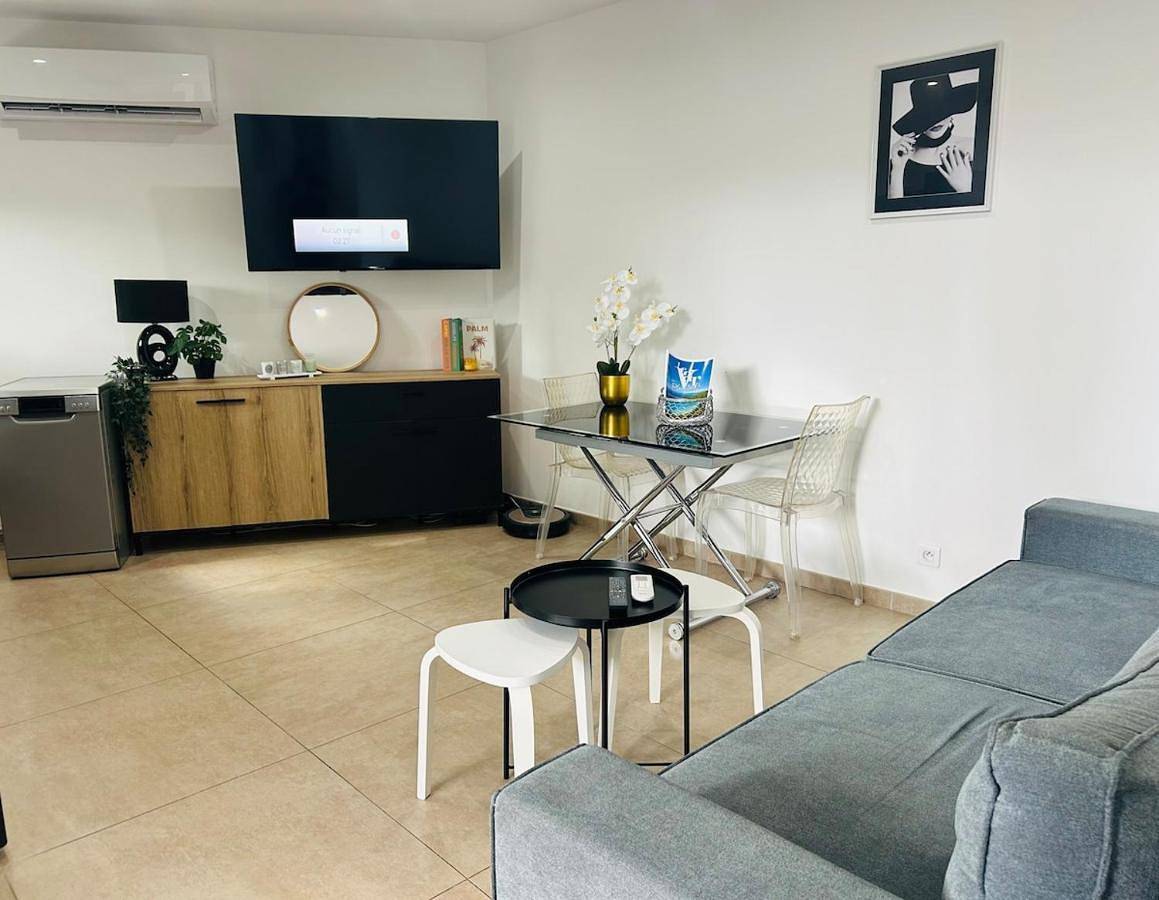 Appartement entier, One-Bedroom Apartment in La Crau, Côte méditerranéenne (France)